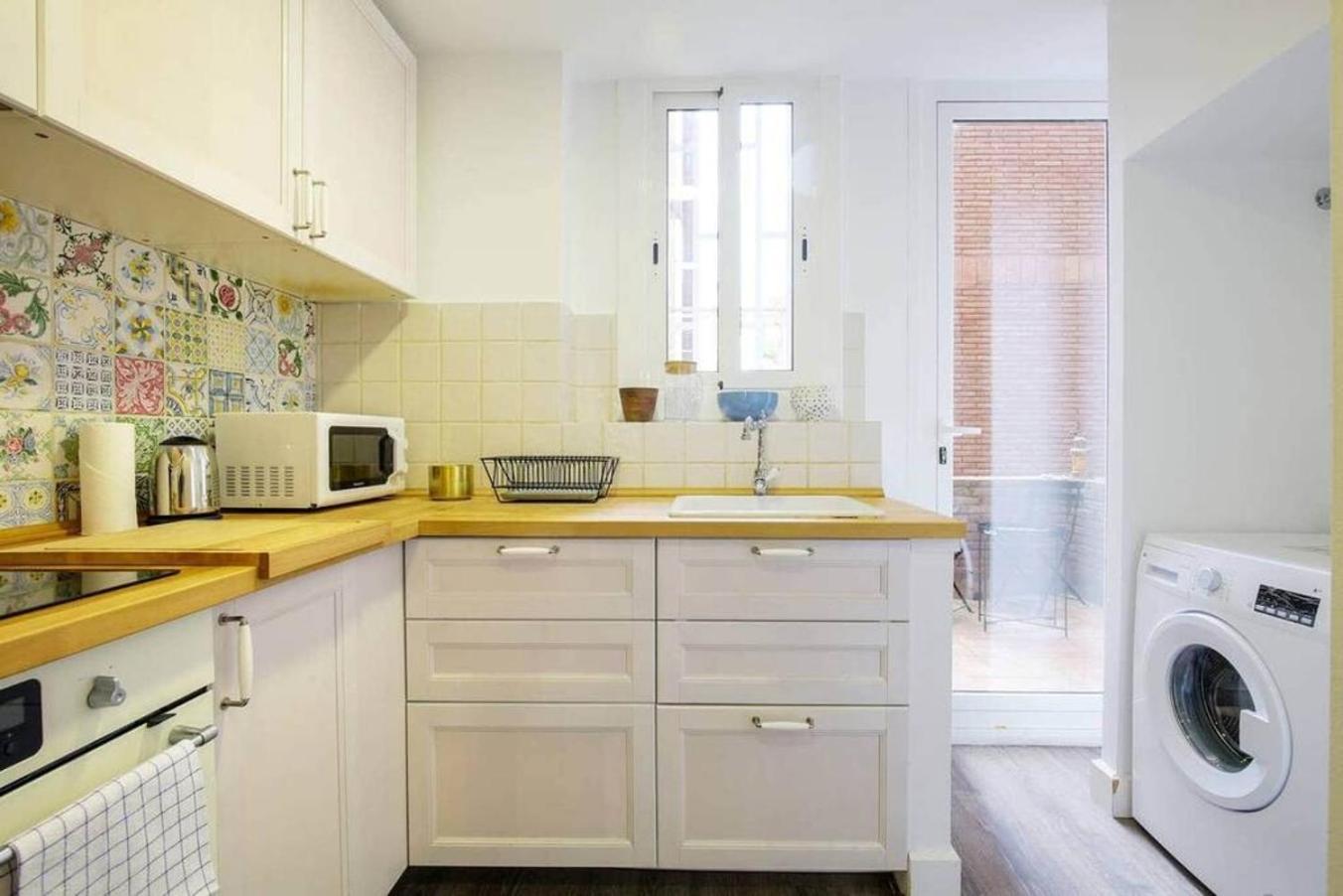 Colorful With Cozy Terrace In Gracia Leilighet